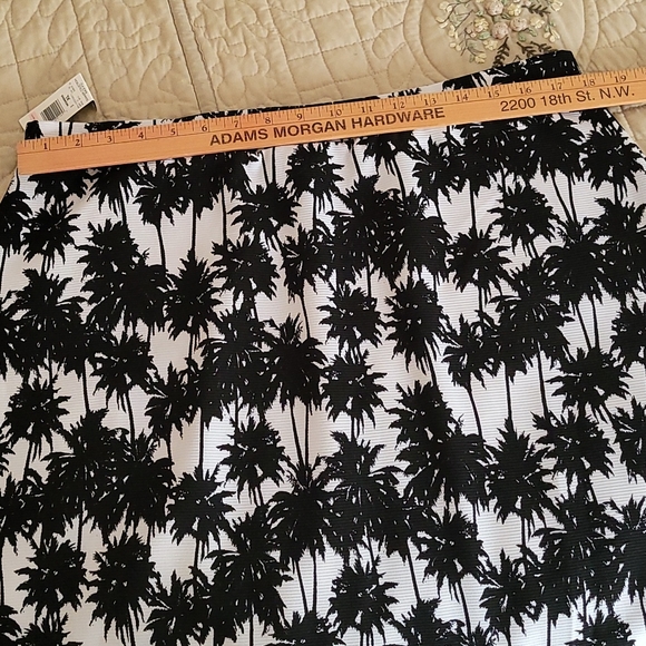 Think summer! Black/white palm tree print skirt. - Picture 3 of 4